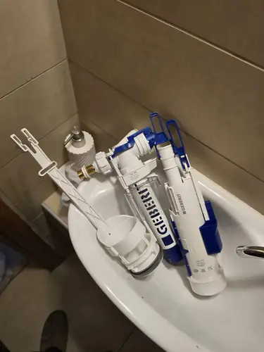 מנגנון הדחה של גבריט (Geberit) שהוצא ממיכל הדחה סמוי