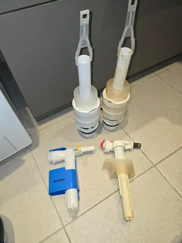 מנגנון גבריט חדש לצד מנגנון גבריט ישן שהוחלף בניאגרה סמויה
